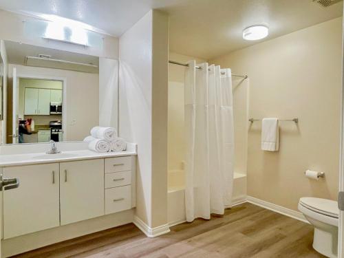 a bathroom with a sink and a toilet and a shower at Cozy Studio near Los Angeles Museum of Art in Los Angeles