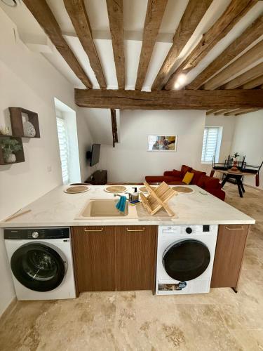- une cuisine avec lave-linge et sèche-linge dans la chambre dans l'établissement Duplex Art & Détente Centre ville, à Auxerre