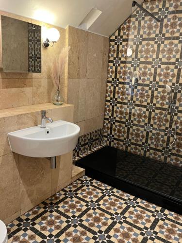 Granby Cottage, Peak District National Park في تيديسويل: حمام مع حوض ودش