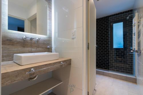 a bathroom with a sink and a mirror at PRANAMAR, apart del bosque in Santa Teresita