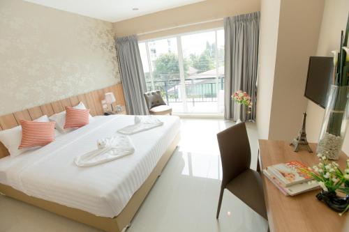 a hotel room with a bed and a desk at The Bedroom Ladprao 101 Bangkok - SHA in Bangkok