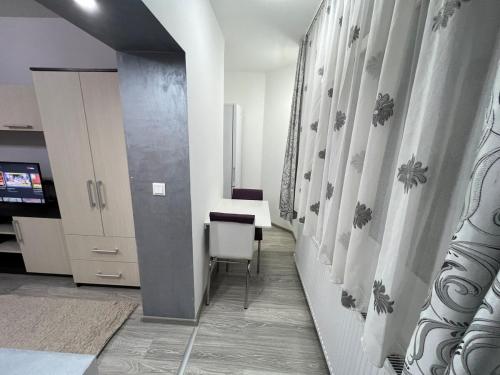 TV a/nebo společenská místnost v ubytování KUMA House - Cazare Modernă & Confortabilă - Free Parking