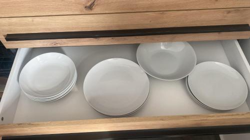 a bunch of white plates in a drawer at O Graham 3 people 2 rooms in Markranstädt