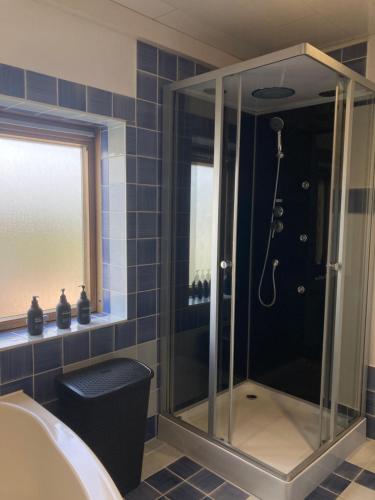 Koupelna v ubytování Vakantiewoning centraal in België, veel privacy, prachtig uitzicht, airco