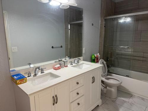 Phòng tắm tại Newer Construction Home in Port Richey 3BR 2BA Bright with High Ceilings, Screened Lanai & Lake View, Fully Furnished, Conveniently Located on a Corner Lot with No Front Neighbors, Short Walk to US-19, Shops & Restaurants