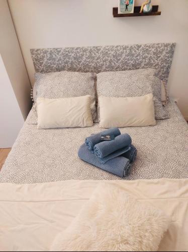 - un lit avec 2 oreillers et une couverture bleue dans l'établissement Les baigneuses à COLLIOURE, à Collioure