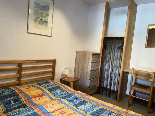 - une chambre avec un lit, une chaise et une commode dans l'établissement Chalet L'alp Du Pontet - 4 pièces cabine 6 personnes exposé Sud-Ouest MAE-1391, à Valloire