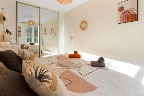 - un salon blanc avec un canapé dans l'établissement Le Nala - Spacious - AC - WIFI - 10 min from the sea, à Nice