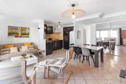 Il comprend un salon et une cuisine avec une table et des chaises. dans l'établissement Le Nala - Spacious - AC - WIFI - 10 min from the sea, à Nice