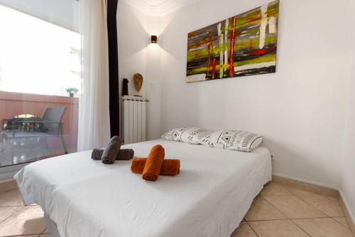 une chambre avec un lit avec deux animaux en peluche dessus dans l'établissement Le Nala - Spacious - AC - WIFI - 10 min from the sea, à Nice