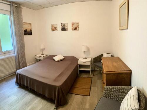 une chambre avec deux lits et un bureau et une fenêtre dans l'établissement Résidence 040-soulac Sur Mer - 040 - Rez-de-chaussée classé 2 d'une charmante villa MAE-6081, à Soulac-sur-Mer