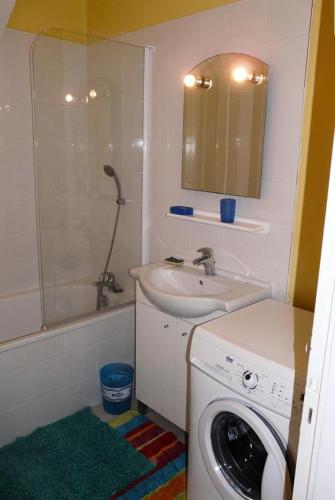 une salle de bain avec une machine à laver et un lavabo dans l'établissement Résidence 040-soulac Sur Mer - 040 - Rez-de-chaussée classé 2 d'une charmante villa MAE-6081, à Soulac-sur-Mer