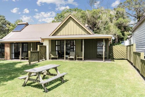a picnic table in the yard of a house at Bethshan Motel in Algies Bay