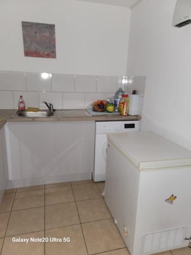 Η κουζίνα ή μικρή κουζίνα στο The Home