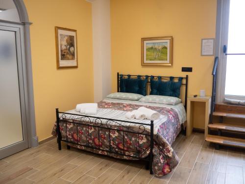 a bedroom with a bed in a room at Il poggio degli antichi sapori in Paternopoli