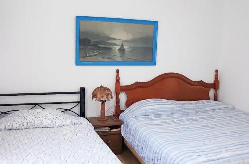 Un dormitorio con una cama y un cuadro en la pared. en Gran Villa Costa Azul, en Acapulco