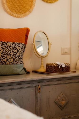 a dressing table with a mirror on top of it at Casa Riad in Lesmo