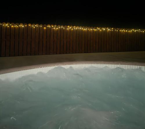 Bazén v ubytování Self contained guest suite with hot tub in private part of house, own entrance nebo v jeho okolí