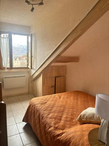 une chambre avec un lit et une fenêtre dans l'établissement Appartement au pied des pistes, à Saint-Léger-les-Mélèzes