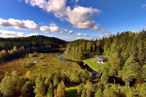 una vista aérea de una casa en medio de un bosque en Vajra Dome, en Örby