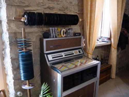 an old fashioned pinball machine in a room at Il poggio degli antichi sapori in Paternopoli