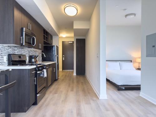 a kitchen and living room with a bed in a room at Studio Suite - 5 Min Walk to Crypto Arena and Convention Center in Los Angeles