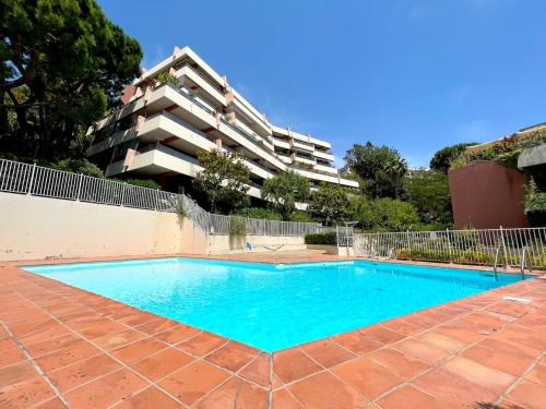 une piscine vide en face d'un bâtiment dans l'établissement La Pastourelle Studio Close to Sea Pool Parking, à Nice