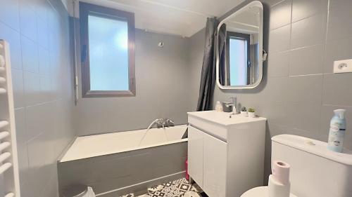 une salle de bain avec un lavabo, des toilettes et une baignoire dans l'établissement La Pastourelle Studio Close to Sea Pool Parking, à Nice