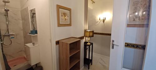 a bathroom with a shower and a walk in shower at Appartement avec jardin et spa in Valras-Plage