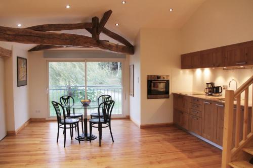 une cuisine et une salle à manger avec une table et des chaises dans l'établissement St Victor Du Fau, à Pamiers