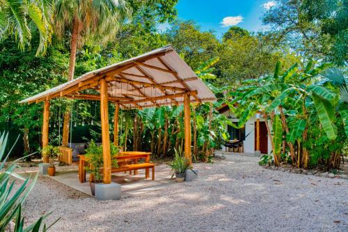 Taman di luar Casa Bonita - 5br With Pool Walk To Beach!