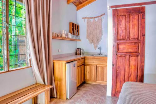 Dapur atau dapur kecil di Casa Bonita - 5br With Pool Walk To Beach!