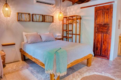 Katil atau katil-katil dalam bilik di Casa Bonita - 5br With Pool Walk To Beach!