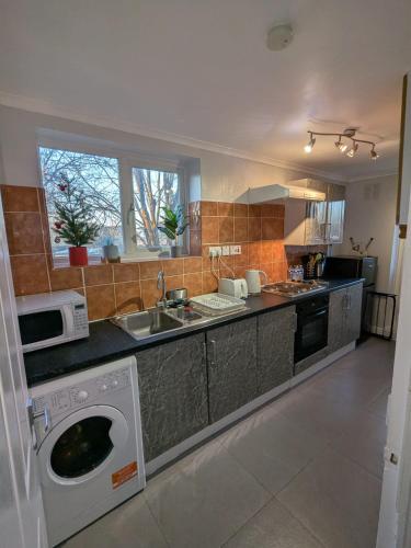 Η κουζίνα ή μικρή κουζίνα στο A&A Apartment Basildon