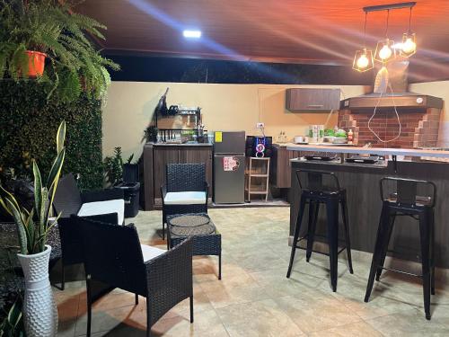 cocina con encimera y sillas en La casita de alado, en David