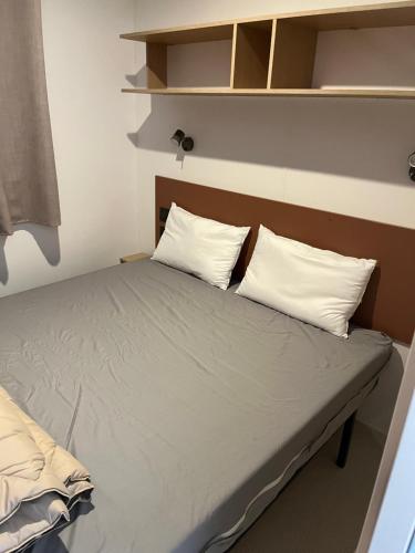 Postel nebo postele na pokoji v ubytování Mobil home tout confort côte bleue