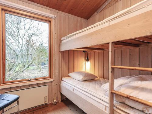 een slaapkamer met twee stapelbedden en een raam bij 7 person holiday home in Vestervig-By Traum in Vestervig