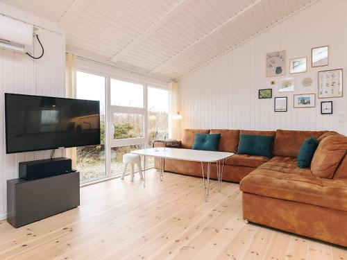 a living room with a couch and a tv at Cozy Coastal Retreat - By Traum Ferienwohnungen in Hjørring