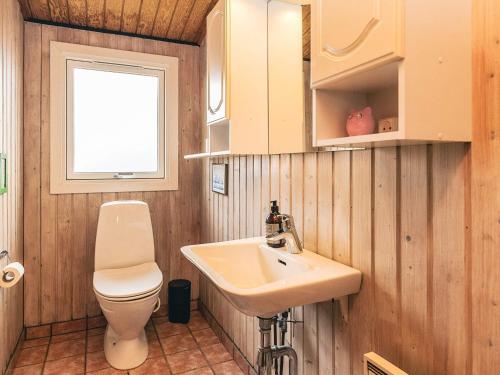 Koupelna v ubytování 6 person holiday home in Thisted-By Traum