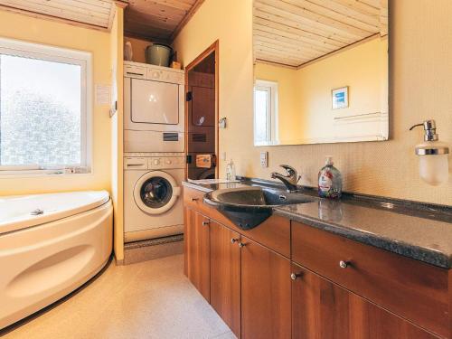 Kuchyň nebo kuchyňský kout v ubytování Holiday Home Ingersvej III