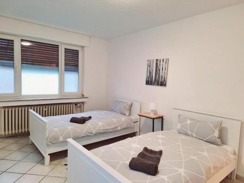a bedroom with two beds and a window at Gäste Unterkunft 2 in Mönchengladbach