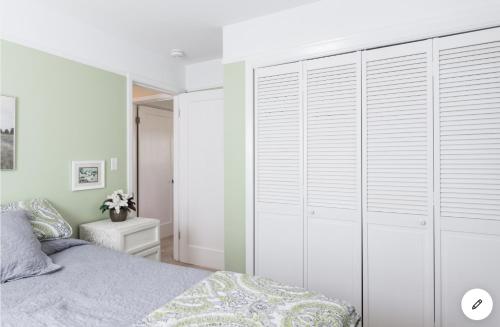 Ένα ή περισσότερα κρεβάτια σε δωμάτιο στο MBs Guest House in Portland Oregon