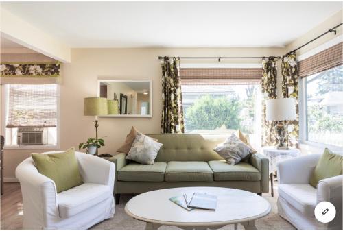 Χώρος καθιστικού στο MBs Guest House in Portland Oregon