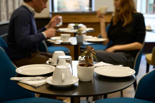 un grupo de personas sentadas en mesas en un restaurante en Hotel Do Pozzi, en Venecia