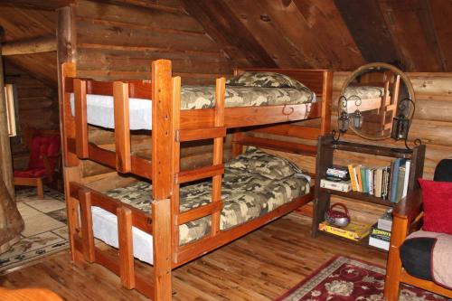 Postel nebo postele na pokoji v ubytování Colby's Cabin RUSTIC Off Grid Wilderness Retreat