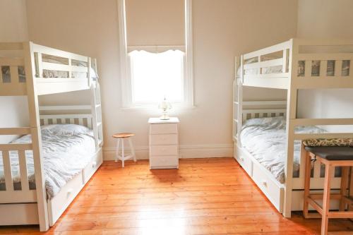 Postel nebo postele na pokoji v ubytování Casa on Jupiter is pet friendly, linen incl, wifi