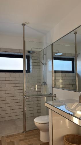 a bathroom with a toilet and a sink at Casa El Cachorro in La Oliva
