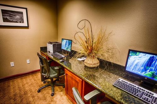 an office with a desk with a computer on it at Lucky 7 Casino & Hotel (Howonquet Lodge) in Smith River
