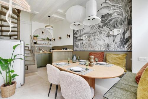 une salle à manger avec une table et des chaises dans l'établissement La Petite Maison du Marais avec Sauna, à Paris