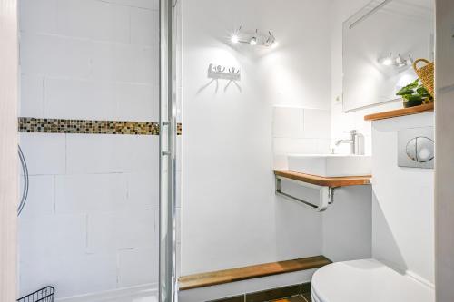 une salle de bain avec une douche, des toilettes et un lavabo dans l'établissement La Meulière - Maison charmante proche de Paris, à Bagneux